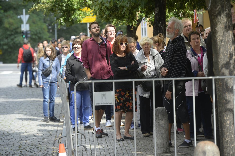 Bezpečnostní kontroly u Pražského hradu.