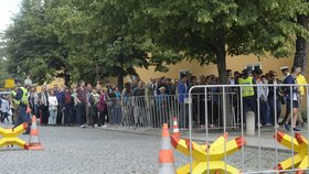 Bezpečnostní kontroly na Pražském hradě: Fronta návštěvníků v policejním kordonu