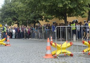 Bezpečnostní kontroly na Pražském hradě: Fronta návštěvníků v policejním kordonu