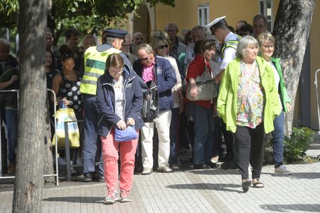 Bezpečnostní kontroly na Pražském hradě: Za minutu zkontrolovali dva policisté 48 turistů.