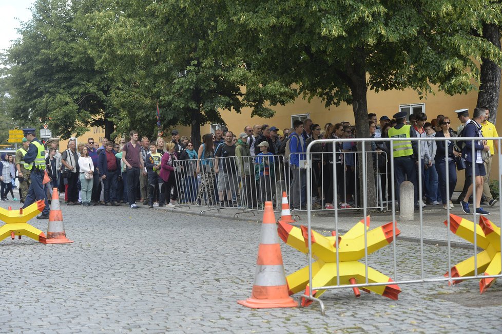 Bezpečnostní kontroly na Pražském hradě: Fronta návštěvníků v policejním kordonu.