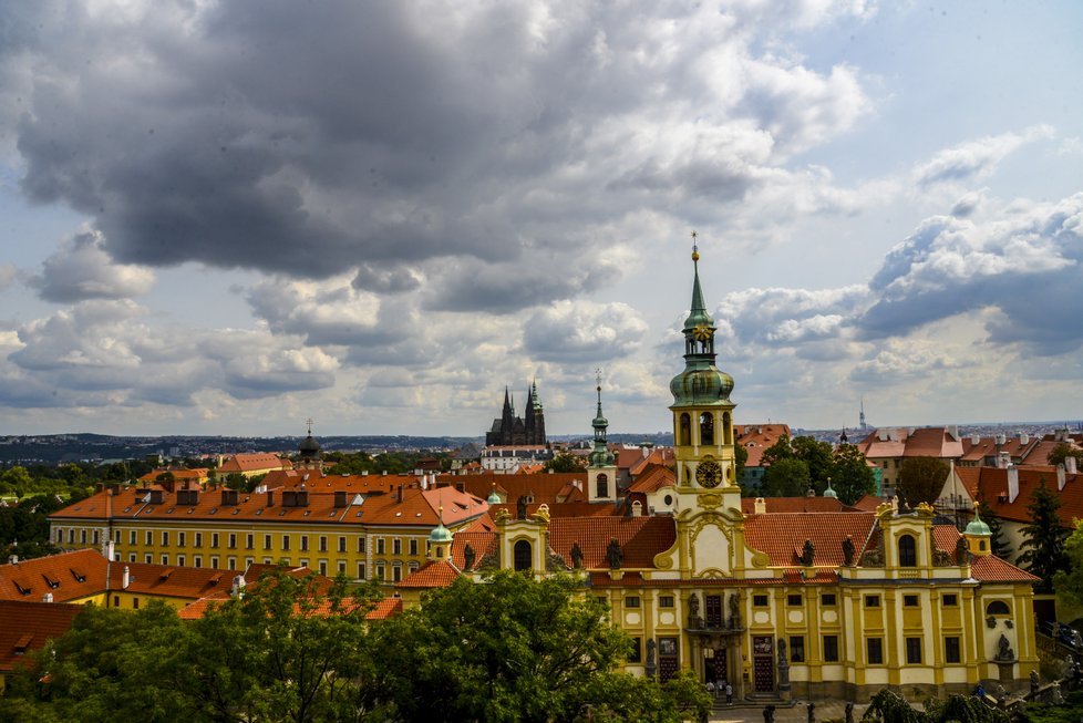 Výhled z Černínského paláce. Na Pražský hrad se dá „koukat spatra“.