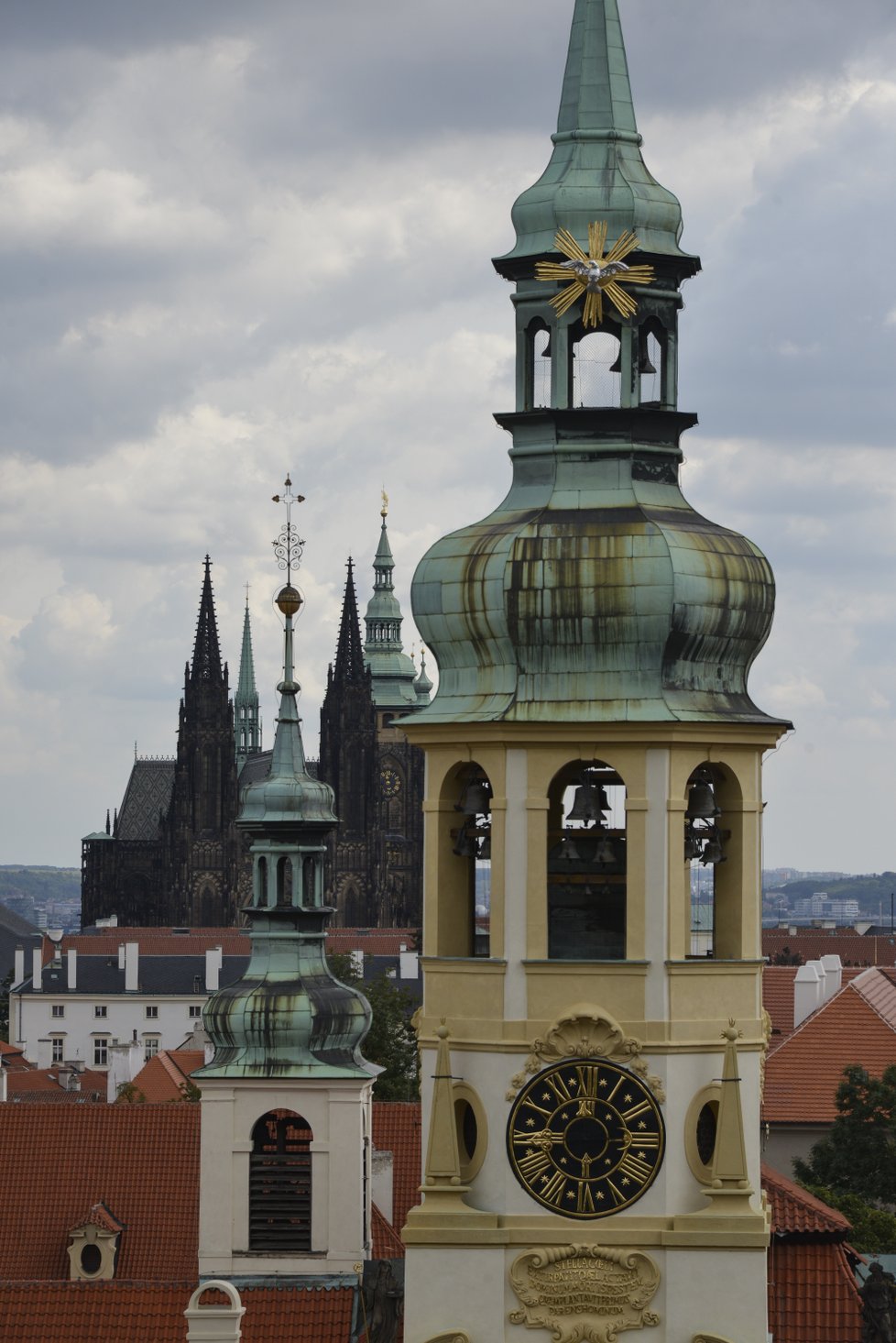 Výhled z Černínského paláce. Na Pražský hrad se dá „koukat z patra“.