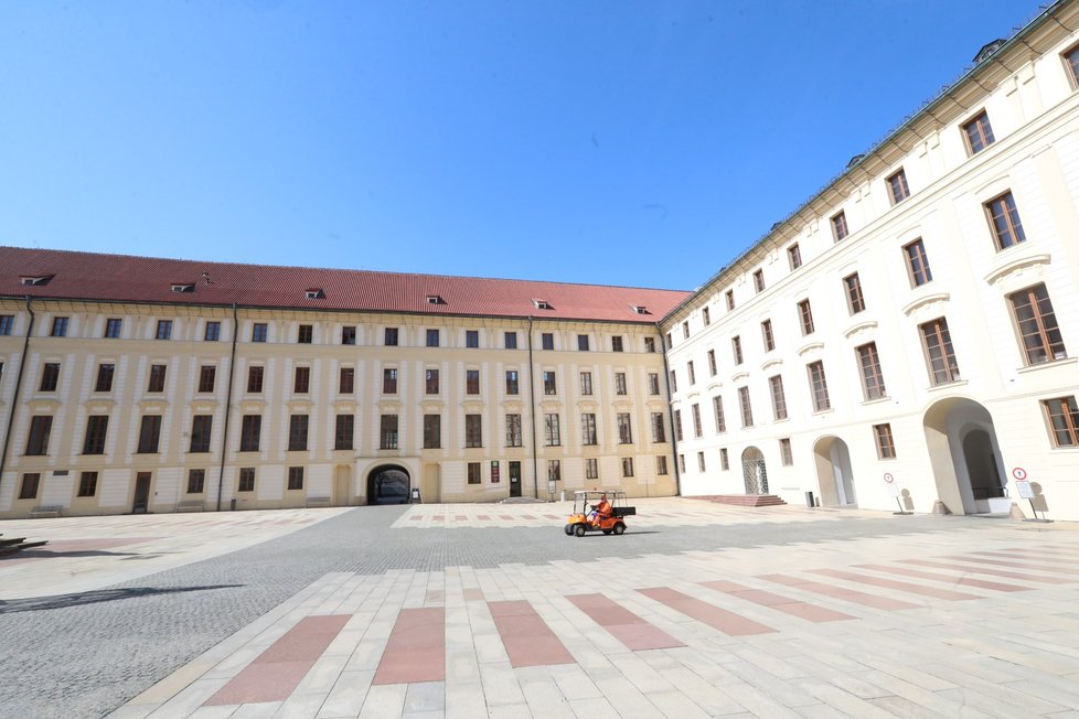 Prázdné nádvoří na Pražském hradě. Kvůli epidemické situaci jsou nádvoří stále nepřístupná veřejnosti.