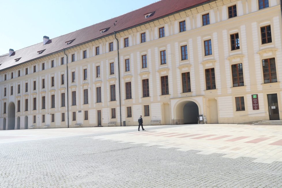 Prázdné nádvoří na Pražském hradě. Kvůli epidemické situaci jsou nádvoří stále nepřístupná veřejnosti.