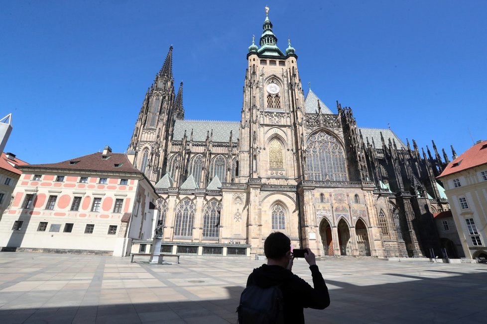 Prázdné nádvoří na Pražském hradě. Kvůli epidemické situaci jsou nádvoří stále nepřístupná veřejnosti.