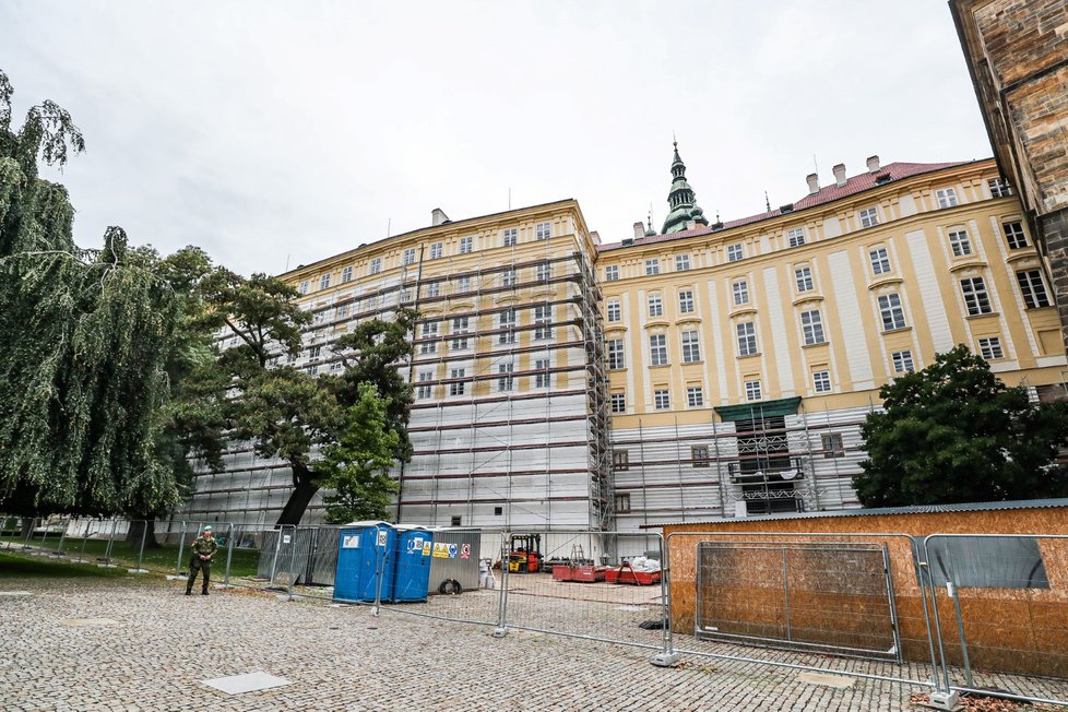 Na Pražském hradě probíhá rekonstrukce jižní fasády Nového královského paláce