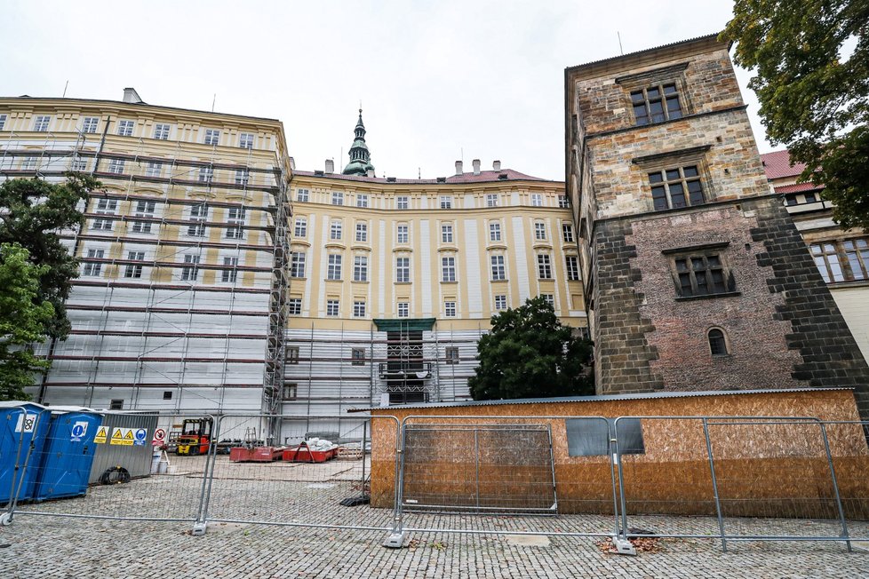 Na Pražském hradě probíhá rekonstrukce jižní fasády Nového královského paláce