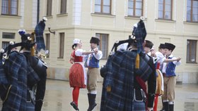 Na Hradě se slavilo sto let britsko-českých vztahů, přijeli dudáci a došlo i na netypickou výměnu stráží (23.3.2018)