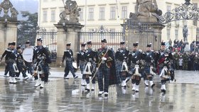 Na Hradě se slavilo sto let britsko-českých vztahů, přijeli dudáci a došlo i na netypickou výměnu stráží (23.3.2018)