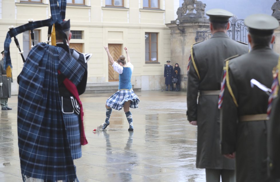 Na Hradě se slavilo sto let britsko-českých vztahů, přijeli dudáci a došlo i na netypickou výměnu stráží (23.3.2018)