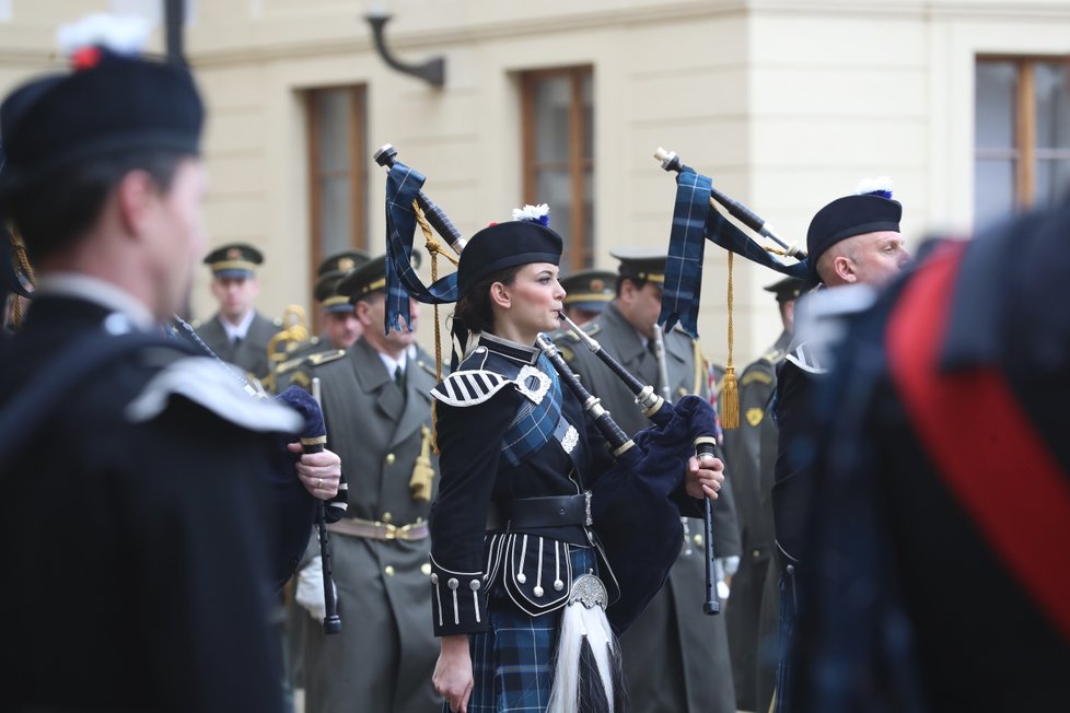 Na Hradě se slavilo sto let britsko-českých vztahů, přijeli dudáci a došlo i na netypickou výměnu stráží (23.3.2018)