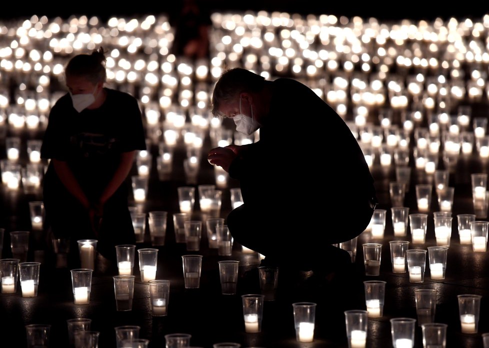 Při pietním aktu za oběti pandemie koronaviru bylo 10. května 2021 na nádvořích Pražského hradu zapáleno téměř 30 000 svíček.