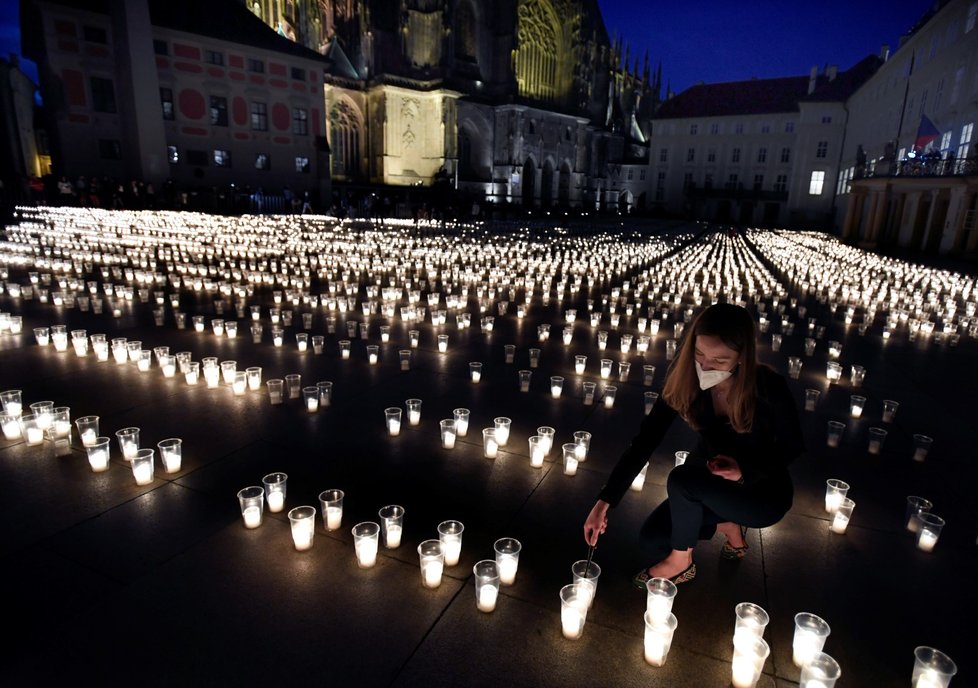 Při pietním aktu za oběti pandemie koronaviru bylo 10. května 2021 na nádvořích Pražského hradu zapáleno téměř 30 000 svíček.