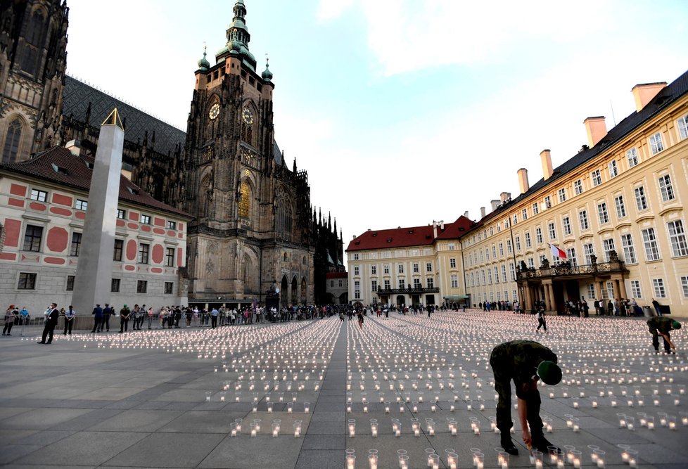 Při pietním aktu za oběti pandemie koronaviru bylo 10. května 2021 na nádvořích Pražského hradu zapáleno téměř 30 000 svíček.