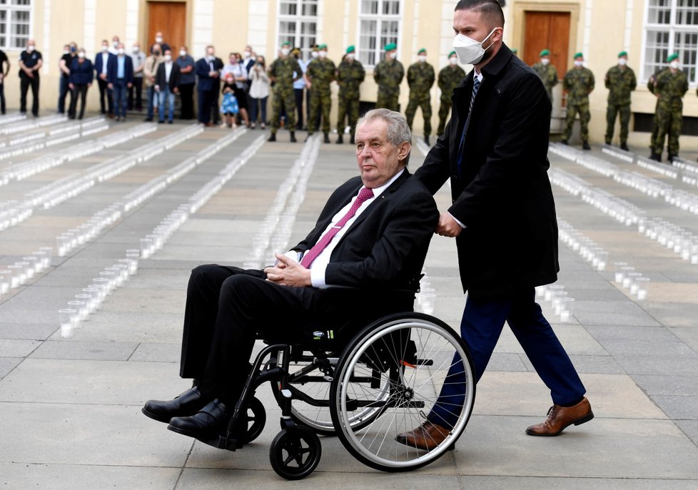 Prezident Miloš Zeman při pietě za oběti pandemie covidu na Hradě