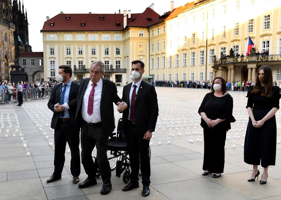 Při pietním aktu za oběti pandemie koronaviru bylo 10. května 2021 na nádvořích Pražského hradu zapáleno téměř 30 000 svíček.