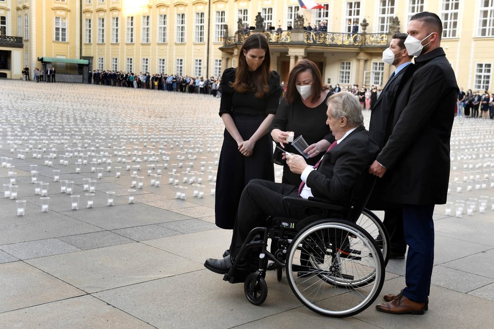 Při pietním aktu za oběti pandemie koronaviru bylo 10. května 2021 na nádvořích Pražského hradu zapáleno téměř 30 000 svíček.