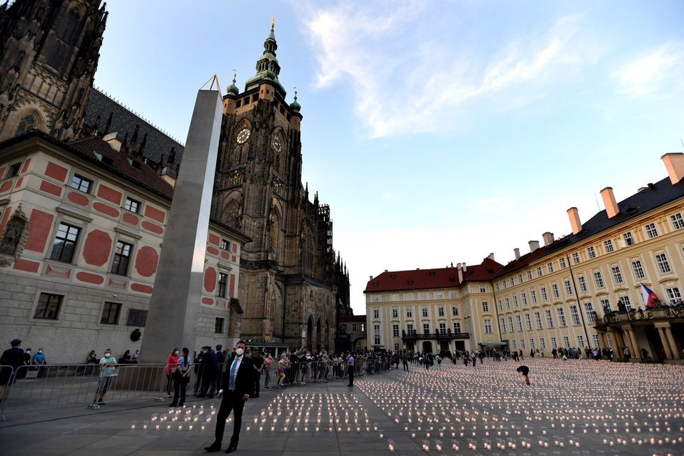 Při pietním aktu za oběti pandemie koronaviru bylo 10. května 2021 na nádvořích Pražského hradu zapáleno téměř 30 000 svíček.