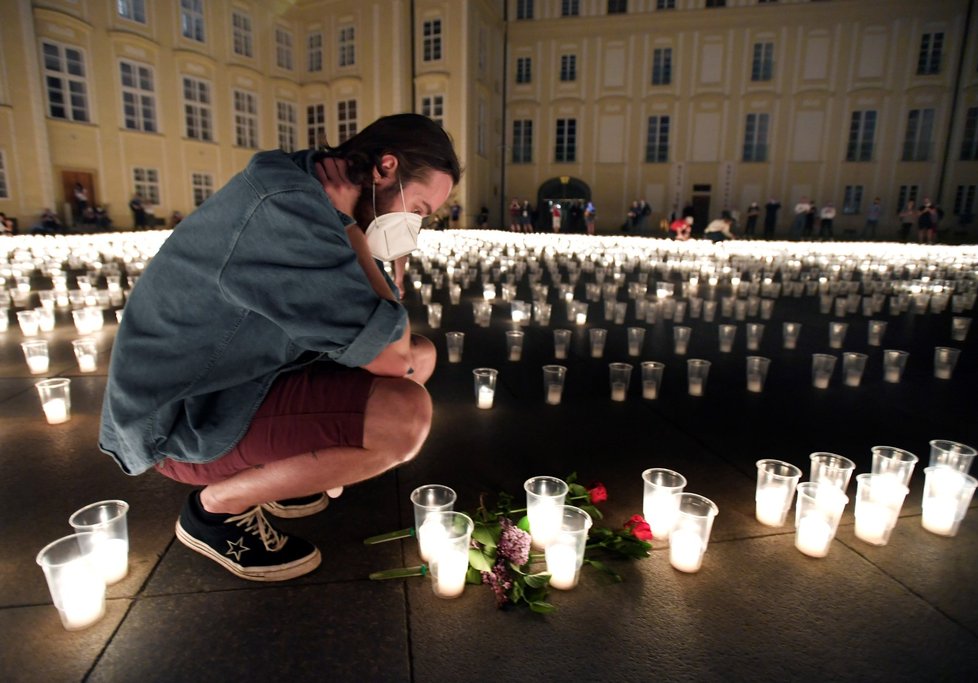 Při pietním aktu za oběti pandemie koronaviru bylo 10. května 2021 na nádvořích Pražského hradu zapáleno téměř 30 000 svíček.