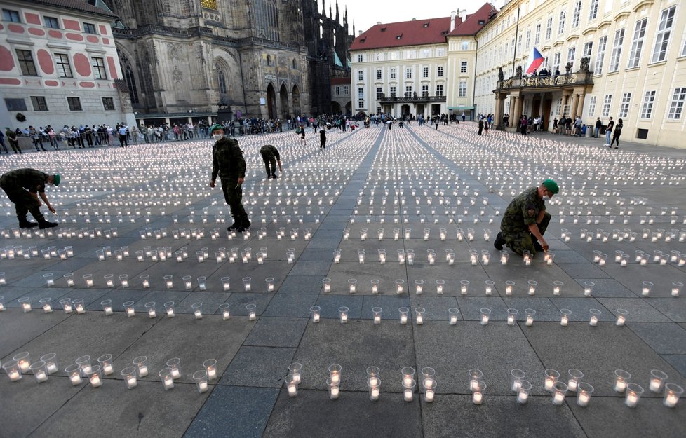 Při pietním aktu za oběti pandemie koronaviru bylo 10. května 2021 na nádvořích Pražského hradu zapáleno téměř 30 000 svíček.