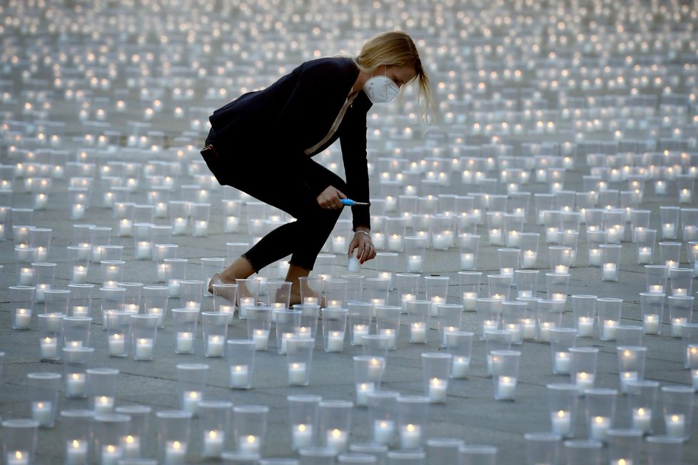 Při pietním aktu za oběti pandemie koronaviru bylo 10. května 2021 na nádvořích Pražského hradu zapáleno téměř 30 000 svíček.