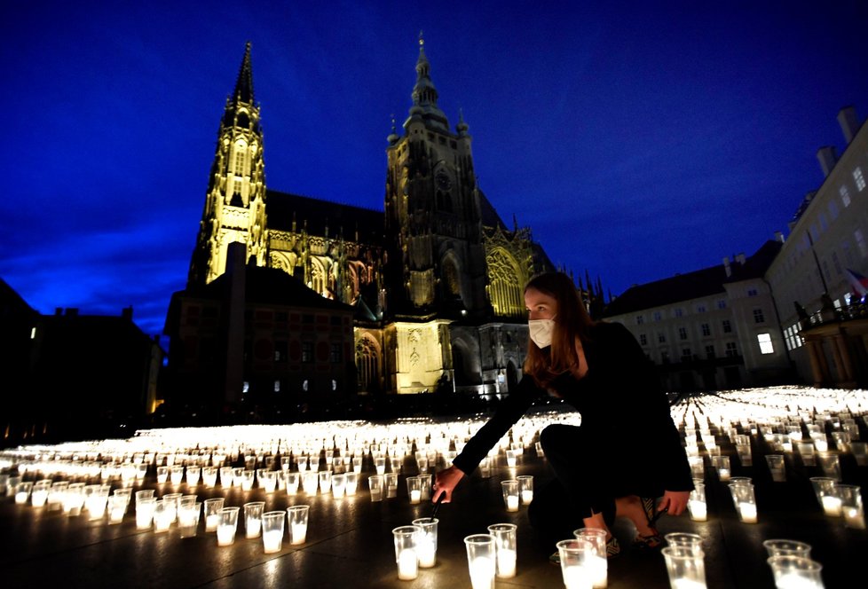 Při pietním aktu za oběti pandemie koronaviru bylo 10. května 2021 na nádvořích Pražského hradu zapáleno téměř 30 000 svíček.