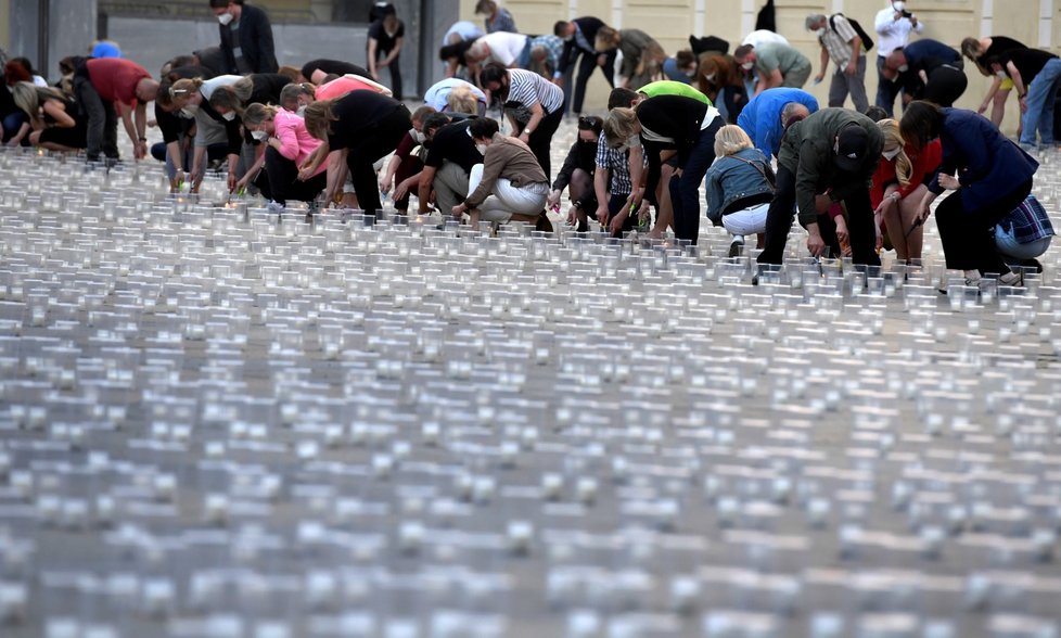 Při pietním aktu za oběti pandemie koronaviru bylo 10. května 2021 na nádvořích Pražského hradu zapáleno téměř 30 000 svíček.