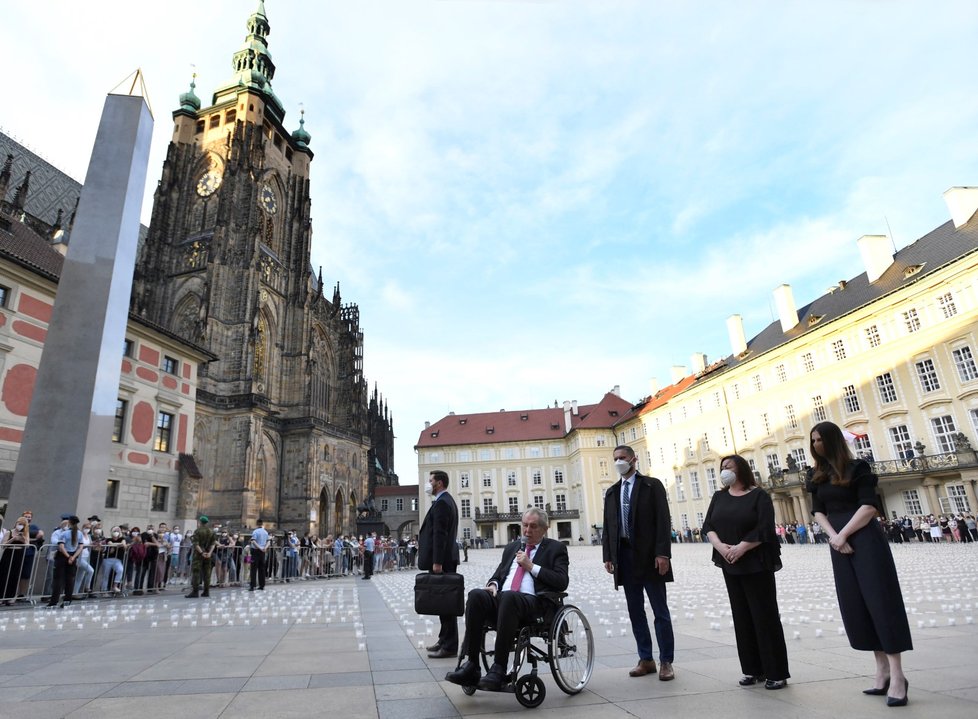 Při pietním aktu za oběti pandemie koronaviru bylo 10. května 2021 na nádvořích Pražského hradu zapáleno téměř 30 000 svíček.