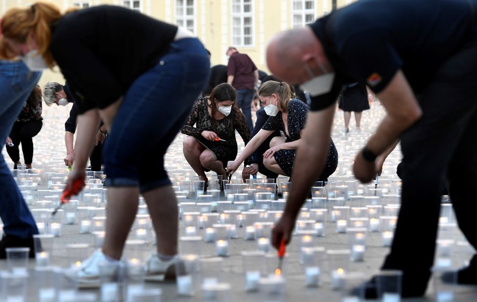 Při pietním aktu za oběti pandemie koronaviru bylo 10. května 2021 na nádvořích Pražského hradu zapáleno téměř 30 000 svíček.