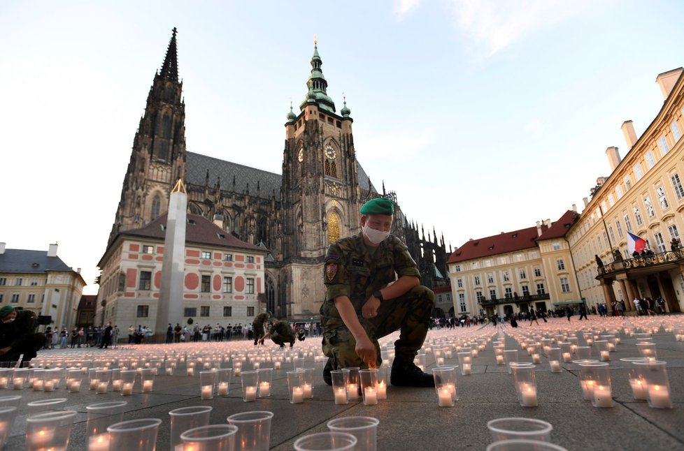 Při pietním aktu za oběti pandemie koronaviru bylo 10. května 2021 na nádvořích Pražského hradu zapáleno téměř 30 000 svíček.