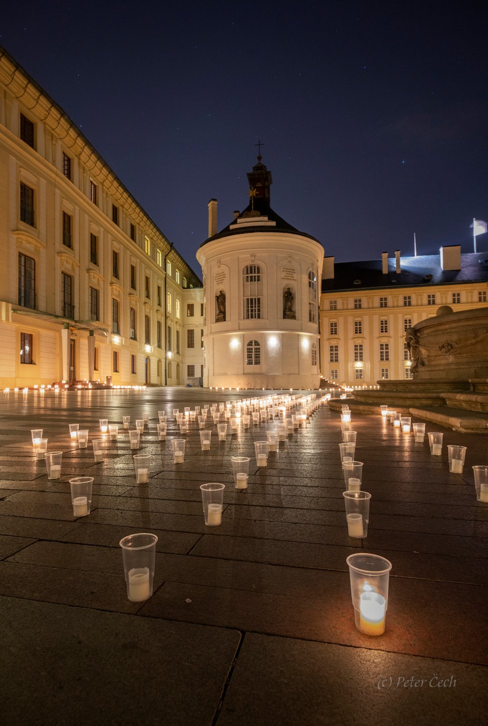 Při pietním aktu za oběti pandemie koronaviru bylo 10. května 2021 na Pražském hradě zapáleno téměř 30 000 svíček.