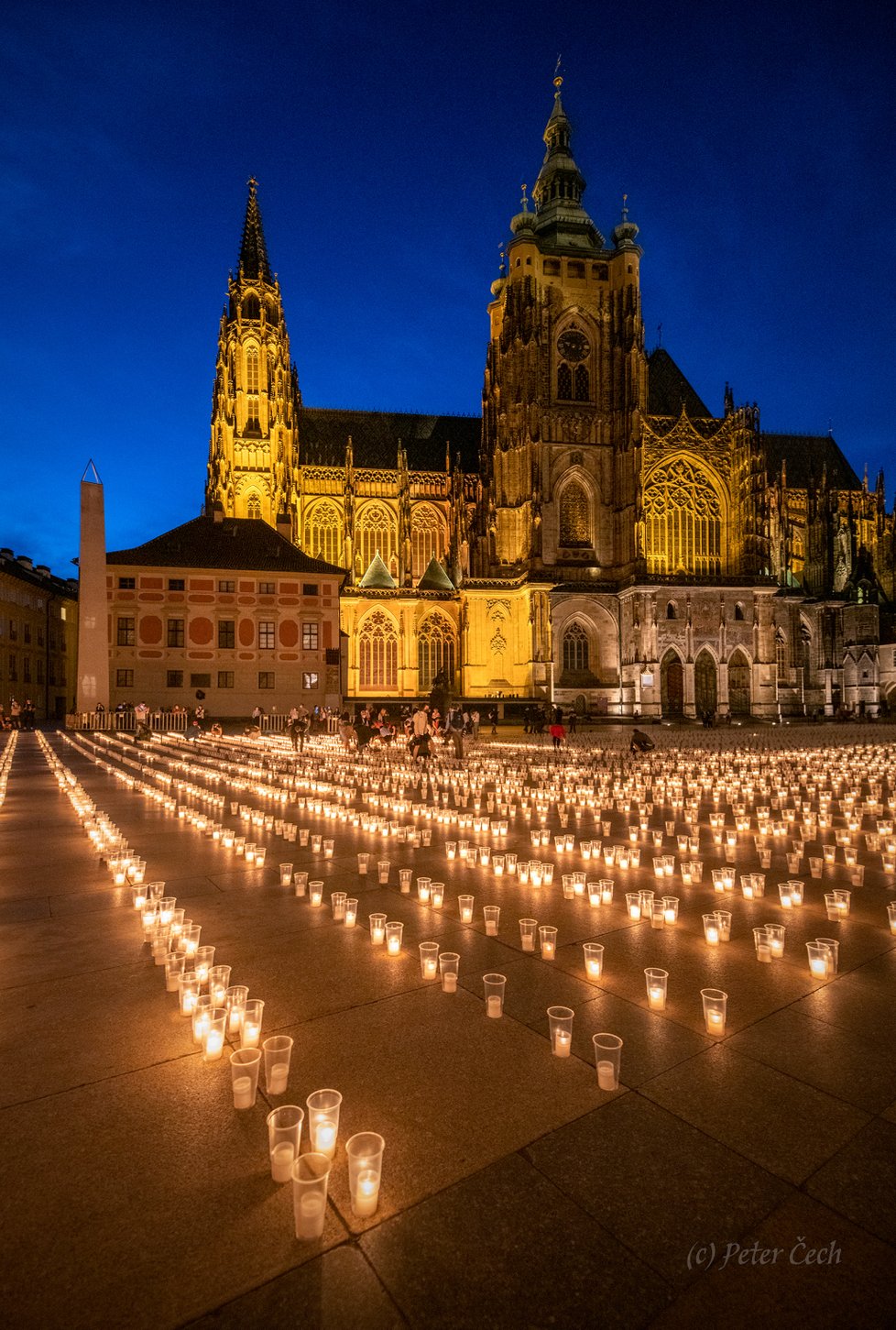 Při pietním aktu za oběti pandemie koronaviru bylo 10. května 2021 na Pražském hradě zapáleno téměř 30 000 svíček.