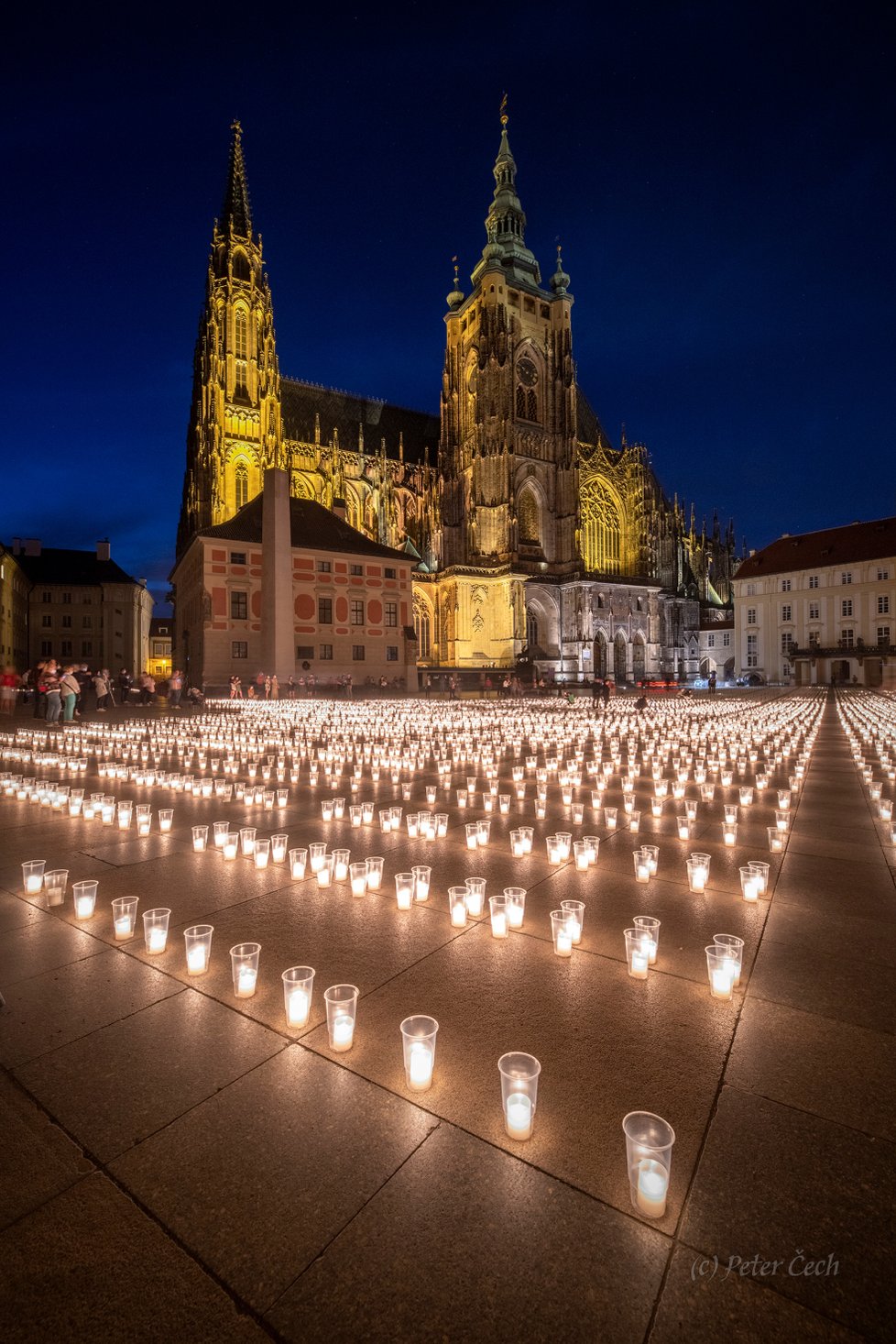 Při pietním aktu za oběti pandemie koronaviru bylo 10. května 2021 na Pražském hradě zapáleno téměř 30 000 svíček.