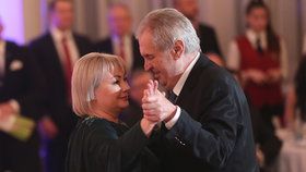 Hradní ples 2019: Miloš Zeman s manželkou Ivanou (1. 2. 2019)