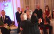 Miloš Zeman políbil na reprezentačním plesu 2019 manželku Ivanu Zemanovou