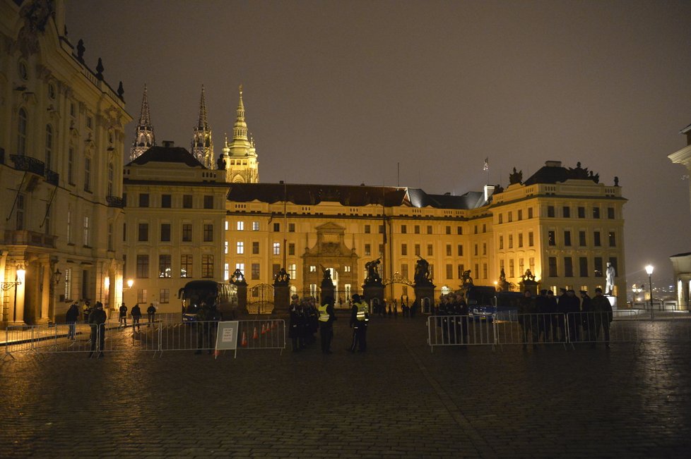 Pražský hrad opět přivítal 1. 2. 2019 reprezentační ples pořádaný manželi Zemanovými. Již počtvrté.