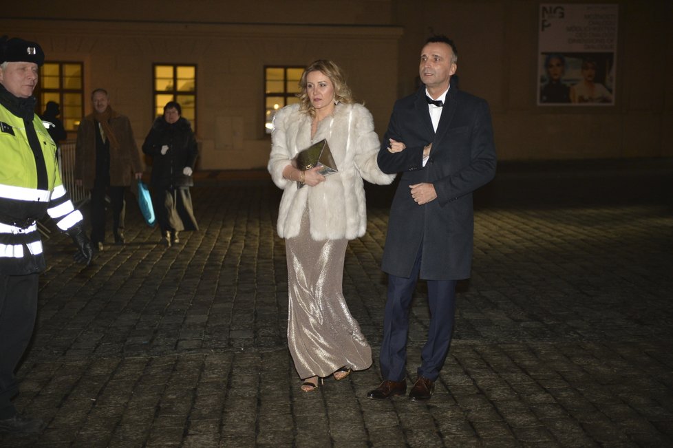 Příchod hostů na Zemanův reprezentační ples na Hradě (1. 2. 2019)