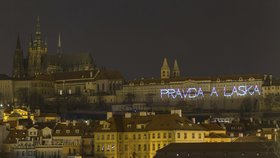 Aktivisté promítali na Pražský hrad kritiku prezidenta Miloše Zemana.