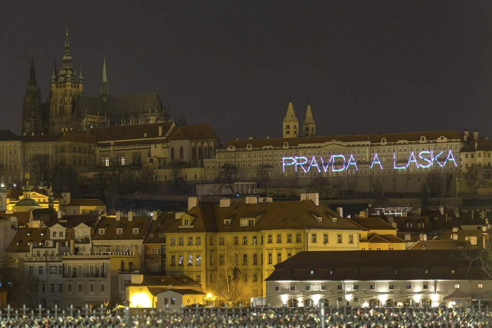 Aktivisté promítali na Pražský hrad kritiku prezidenta Miloše Zemana.