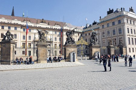 Na Pražském hradě prezident sídlí, ale kdo by si myslel, že ho při procházce po nádvoří potká, je na omylu.