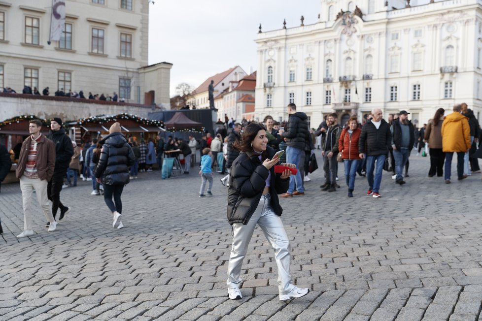 Poslední rok 2022 zaplnili turisté i Pražský hrad. (31. prosinec 2022)