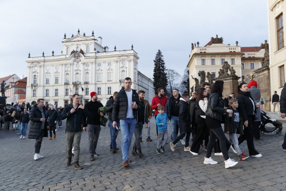 Poslední rok 2022 zaplnili turisté i Pražský hrad. (31. prosinec 2022)