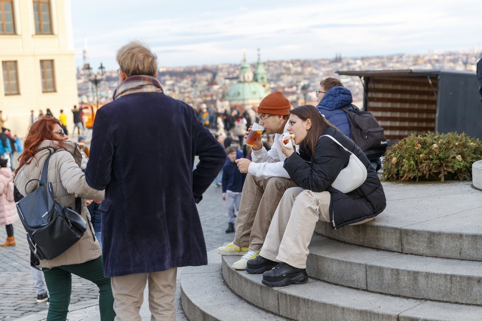 Poslední rok 2022 zaplnili turisté i Pražský hrad. (31. prosinec 2022)