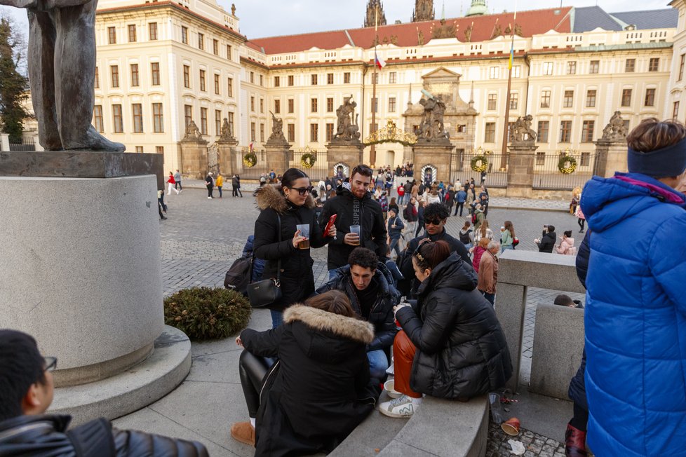 Poslední rok 2022 zaplnili turisté i Pražský hrad. (31. prosinec 2022)