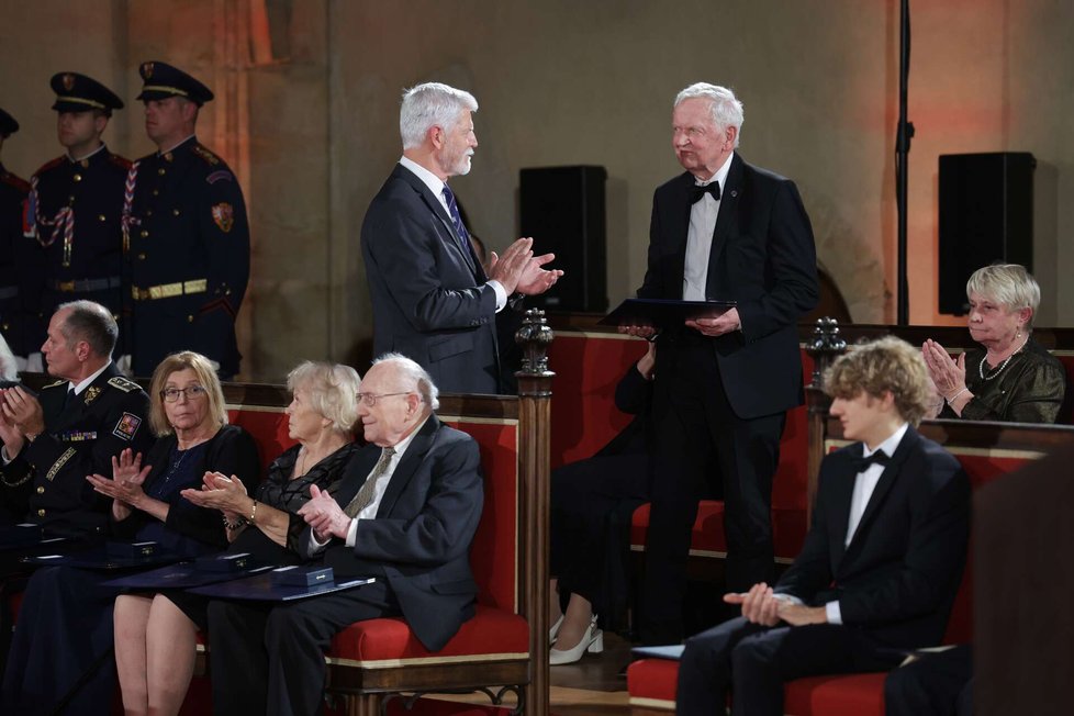 Předávání státních vyznamenání ve Vladislavském sále Pražského hradu: Petr Pavel a pan Jiří Tichota (28.10.2025) Předávání státních vyznamenání ve Vladislavském sále Pražského hradu: Petr Pavel a pan Jiří Tichota (28.10.2025)