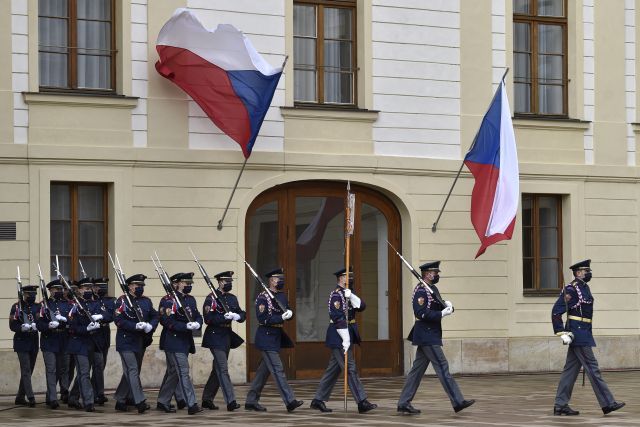 Slavnostní střídání Hradní stráže při příležitosti připomenutí vyhlášení samostatného československého státu, 28. října 2020 v Praze. 