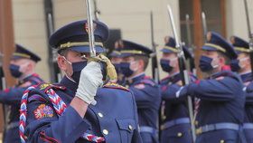 Slavnostní střídání Hradní stráže při příležitosti připomenutí vyhlášení samostatného československého státu, 28. října 2020 v Praze.