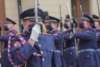 K poctě zbraň! Sváteční střídání Hradní stráže s rouškami přišly okouknout desítky lidí