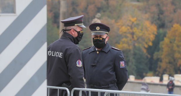 Slavnostní střídání Hradní stráže při příležitosti připomenutí vyhlášení samostatného československého státu, 28. října 2020 v Praze.